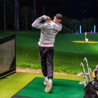 All of our bays are floodlit, so you can practice until your heart's content 🏌
#️sfg #drivingrange #latenightpractice #golf